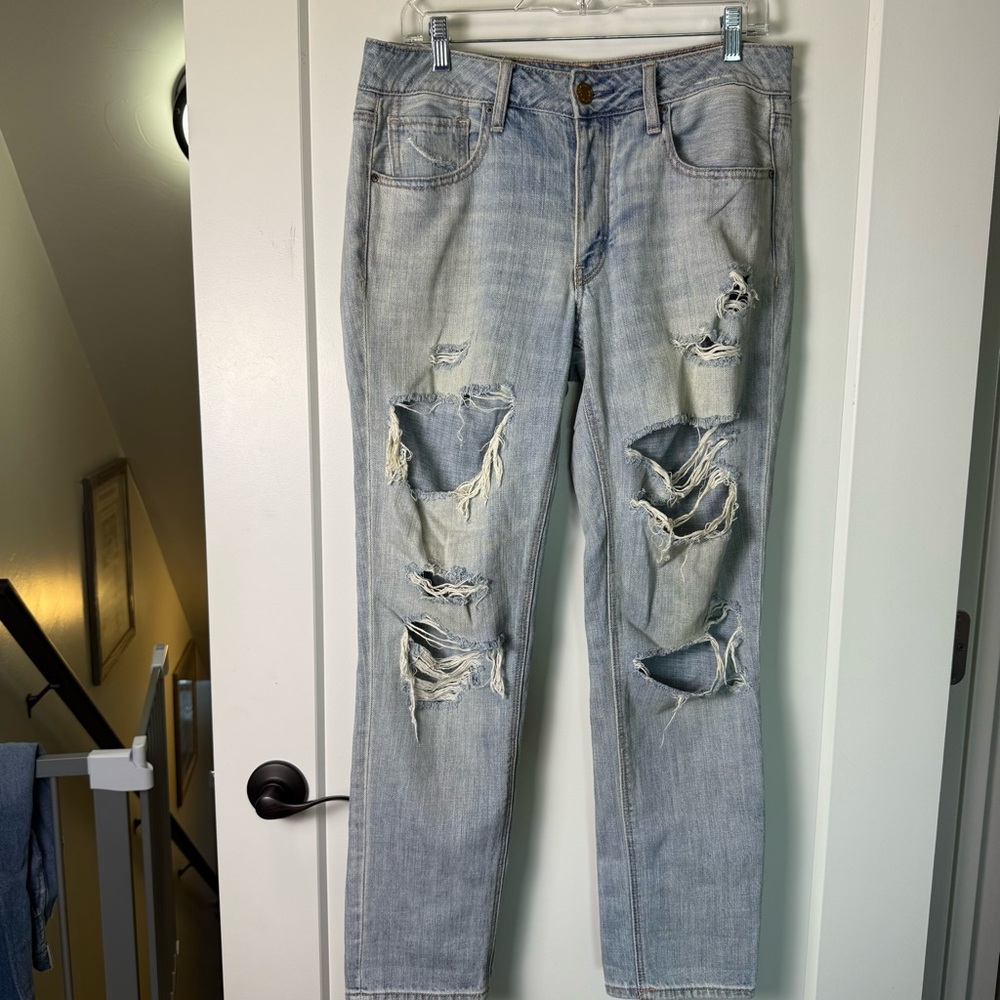 American Eagle Tomgirl Light Wash Distressed‎ High Rise Jean 6R